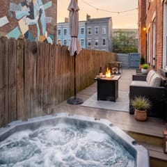 Huge Lux Historic Retreat, Walk to All Downtown