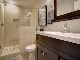 Clean & Bright 2BR near downtown