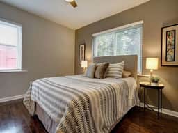 Clean & Bright 2BR near downtown