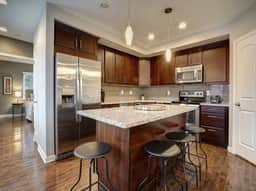 Clean & Bright 2BR near downtown