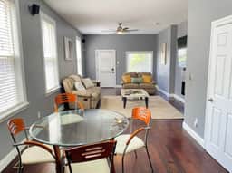 Comfortable 3-Bedroom Home 3-min drive to Downtown
