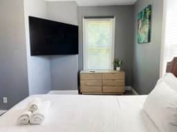 Comfortable 3-Bedroom Home 3-min drive to Downtown