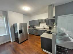 Comfortable 3-Bedroom Home 3-min drive to Downtown