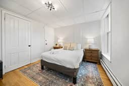 Comfy 1BR with Parking | Near UC, Zoo, Downtown