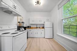 Cozy 1BR with Parking | Near UC, Zoo, Downtown