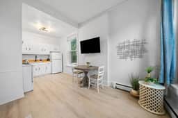 Cozy 1BR with Parking | Near UC, Zoo, Downtown