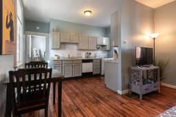 Cozy Apt in Walkable Area Downtown w/ Parking