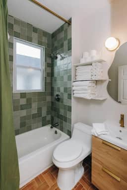 Cozy Mid-Century Bungalow, Close to All, Backyard