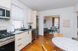 Cozy Mid-Century Bungalow, Close to All, Backyard