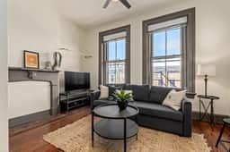 Deluxe 5-bedroom Condo Walkable to Everything