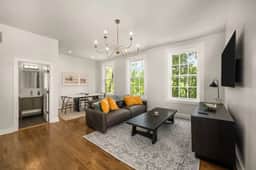 Luxe 2bd Apartment, Lots of Natural Light