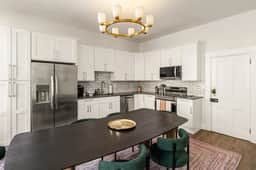 Luxe 2bd Apartment, Lots of Natural Light