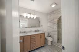 Luxe 2bd Apartment, Lots of Natural Light