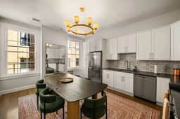 Luxe 2bd Apartment, Lots of Natural Light