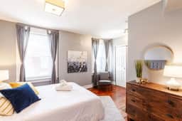 OTR Penthouse: Walk Everywhere & FREE Parking