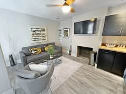 Quiet 1-Bedroom Loft near Entertainment District