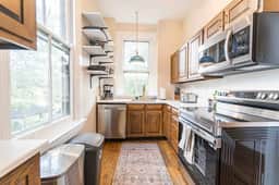 Spacious 6-BR Home-10 Mins to DT