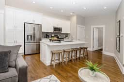Incredible 2 Bedroom Condo, 2 Gated Parking Spots! - Image 5