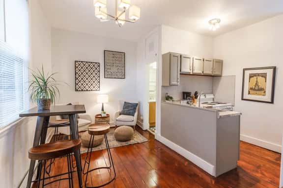 ♥ Stylish Flat in Walkable Downtown w/ Parking - Image 1