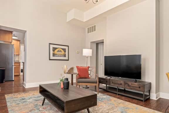 3-BR Soccer Stadium, Fast Drive to OTR & Downtown - Image 1
