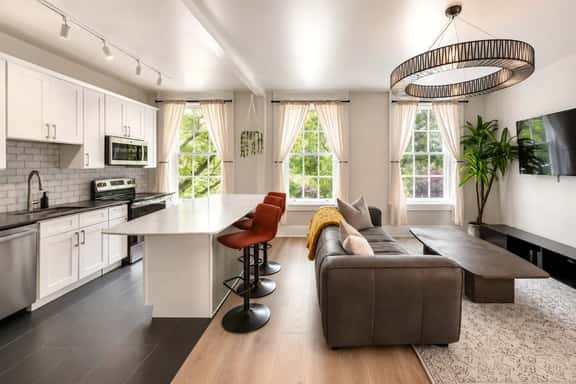 Airy, Elegant 1bd Apartment, Steps from Everything - Image 1
