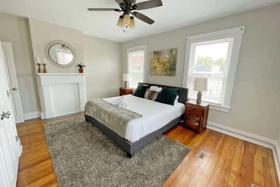 Beams of natural light in a walkable 2-bdrm condo - Image 1