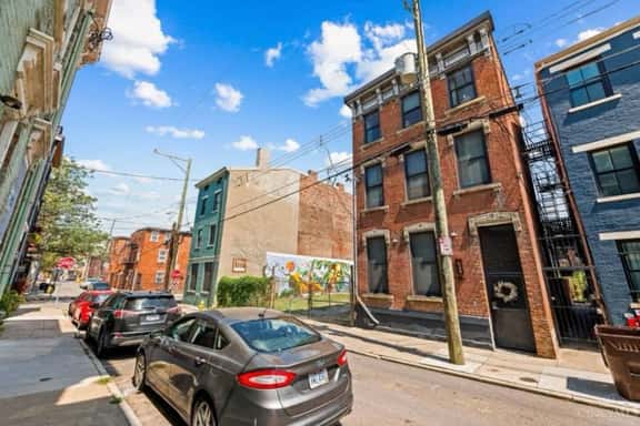 Centrally Located, Private Condo! - Image 1