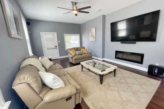 Comfortable 3-Bedroom Home 3-min drive to Downtown - Image 1