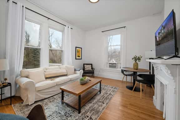 Cozy 1BR Near Zoo, UC, Hospitals - Image 1