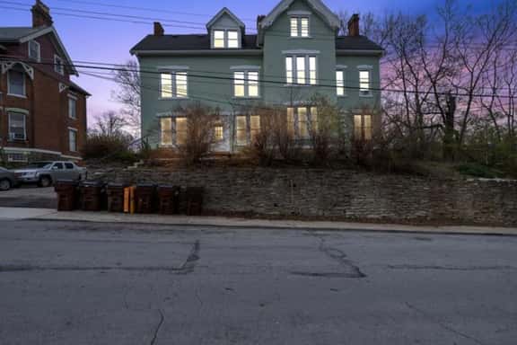Comfy 1BR with Parking | Near UC, Zoo, Downtown - Image 1
