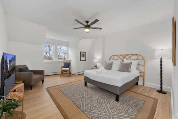 Cozy 3BR near Zoo | Hospitals | UC | Free Parking - Image 1
