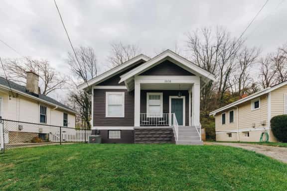 Cozy Mid-Century Bungalow, Close to All, Backyard - Image 1
