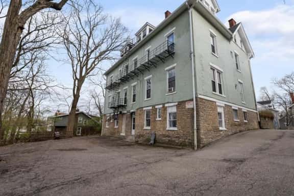 Cozy Studio with Parking | Near UC, Zoo, Downtown - Image 1