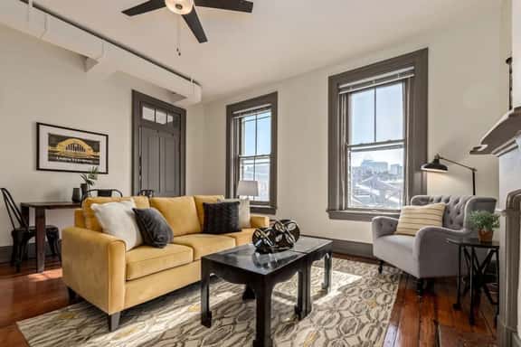 Deluxe 5-bedroom Condo Walkable to Everything - Image 1