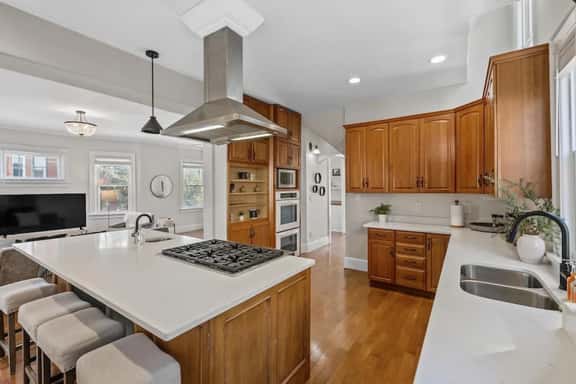 Deluxe 6-Bedroom 3-Min to Downtown! 2-car Driveway - Image 1