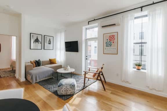 European Style Luxe 1BD, Walk to All OTR - Image 1