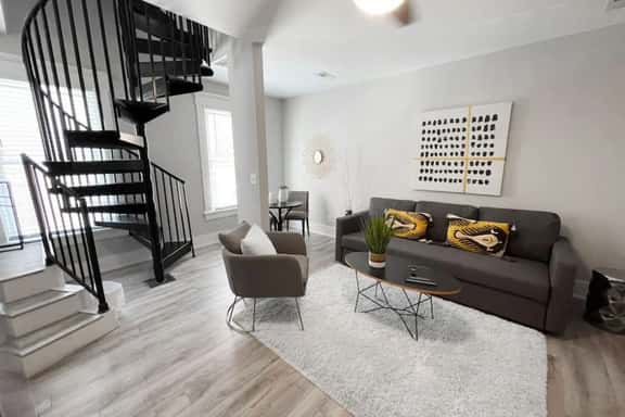 Huge Downtown Retreat Walkable to Everything - Image 1