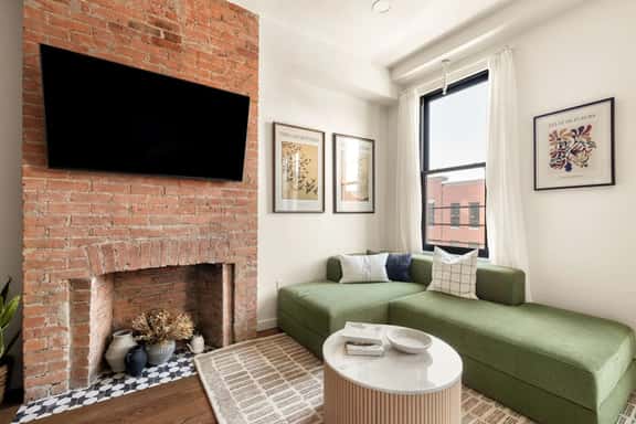 Lux Washington Park | Rooftop Patio | Free Parking - Image 1