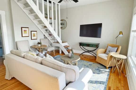 Mt Adams 2BR | Deck | River Views | 3-min to Dtown - Image 1