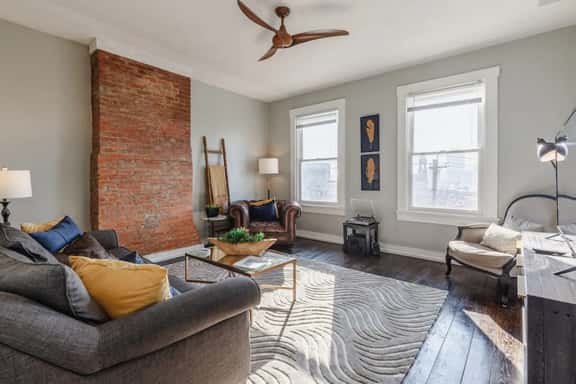 OTR Penthouse: Walk Everywhere & FREE Parking - Image 1