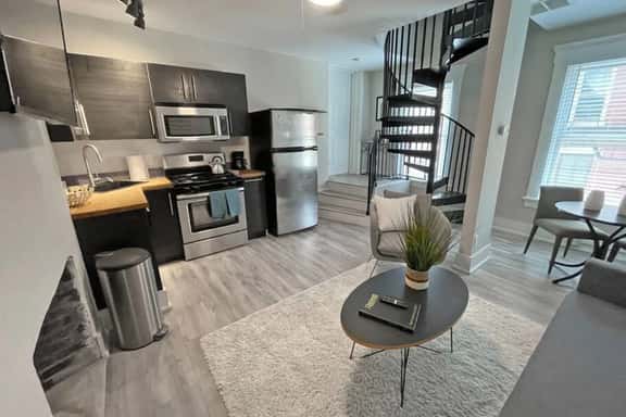Quiet 1-Bedroom Loft near Entertainment District - Image 1