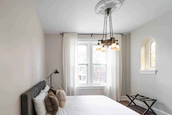 Spacious 5-BR Renovated Home-10 min drive to DT - Image 1