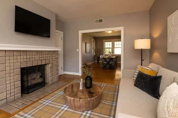 Spacious in Hyde Park with Patio - Image 1