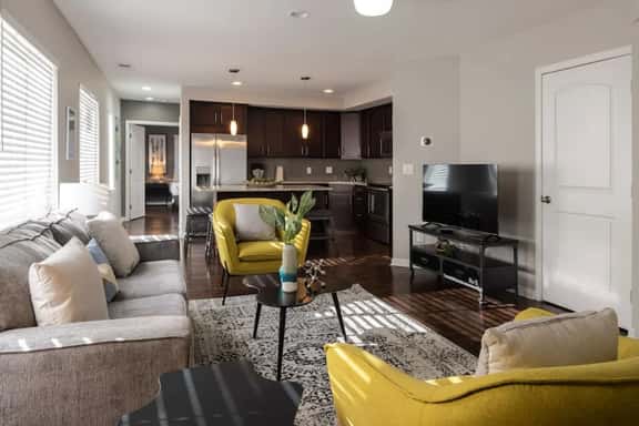 Stylish 2BR near it all - Image 1