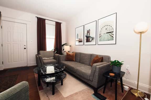 The Hyde Away –  Walkability & Cozy Comfort - Image 1