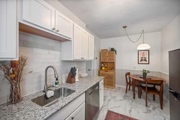 The Retreat - Warm and Convenient Guest Suite - Image 1
