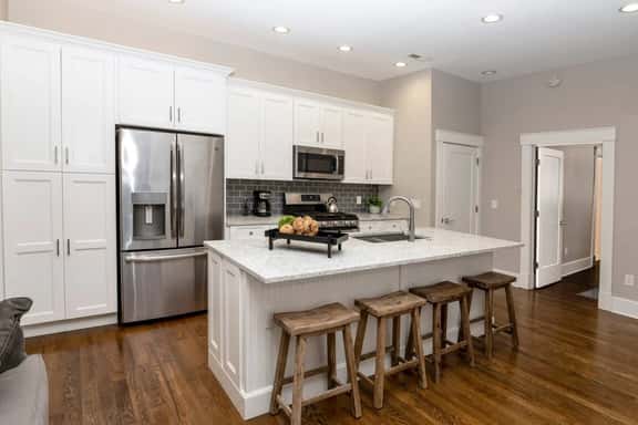 Incredible 2 Bedroom Condo, 2 Gated Parking Spots! - Image 1