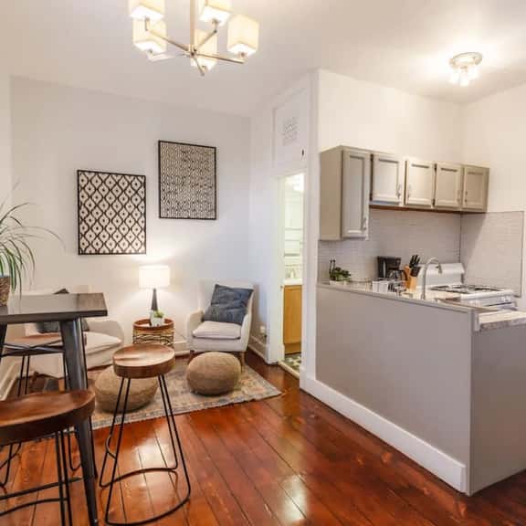♥ Stylish Flat in Walkable Downtown w/ Parking - Image 1