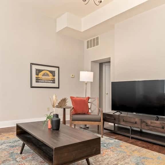3-BR Soccer Stadium, Fast Drive to OTR & Downtown - Image 1