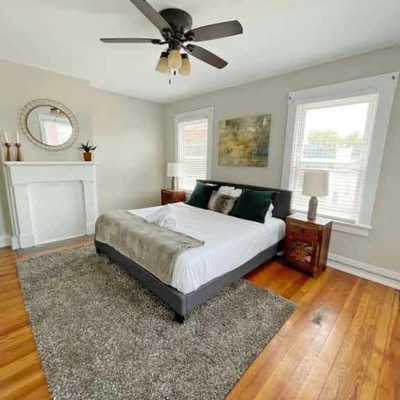 Beams of natural light in a walkable 2-bdrm condo - Image 1